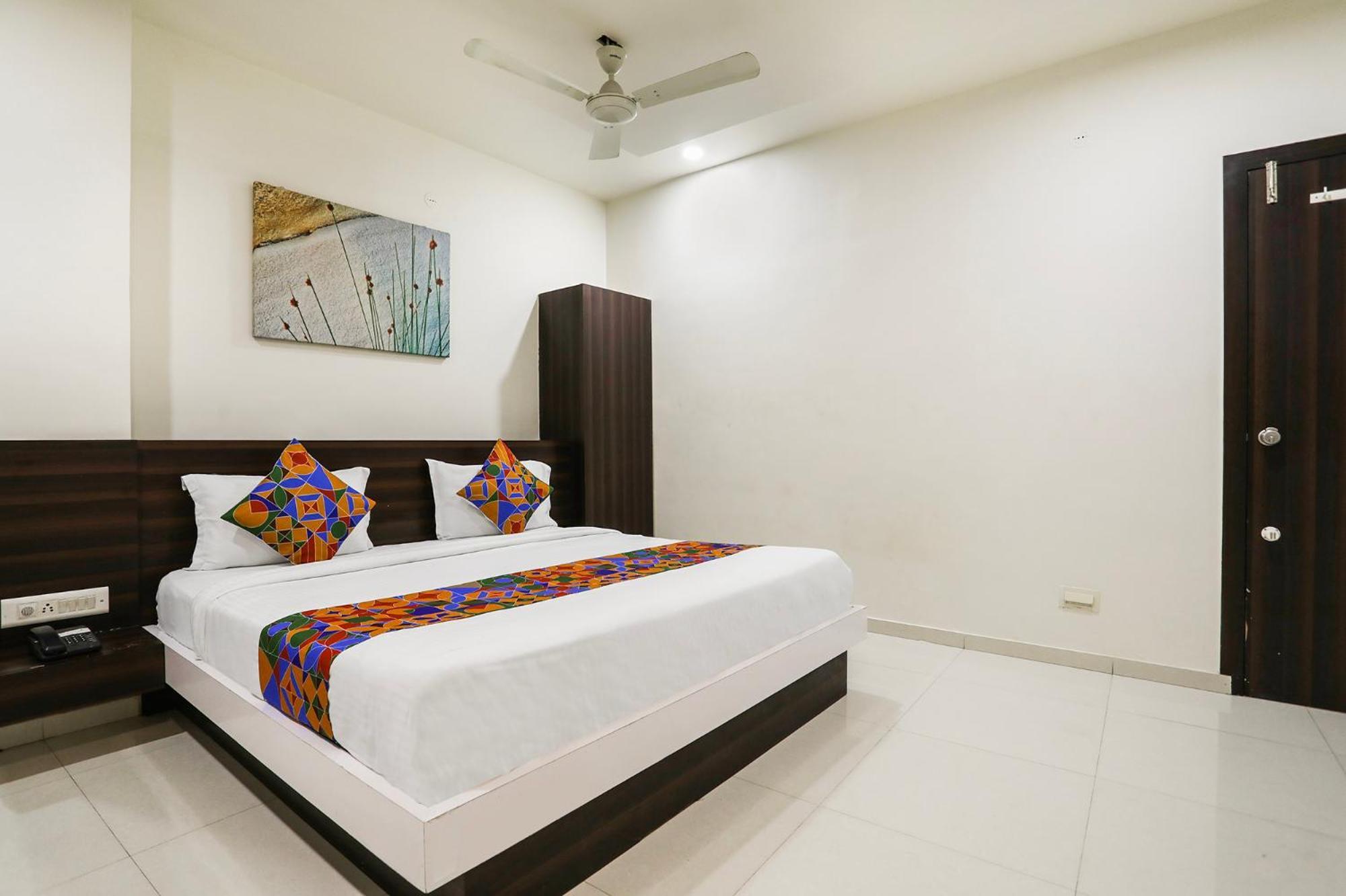 Hotel SK Rajkot Buitenkant foto
