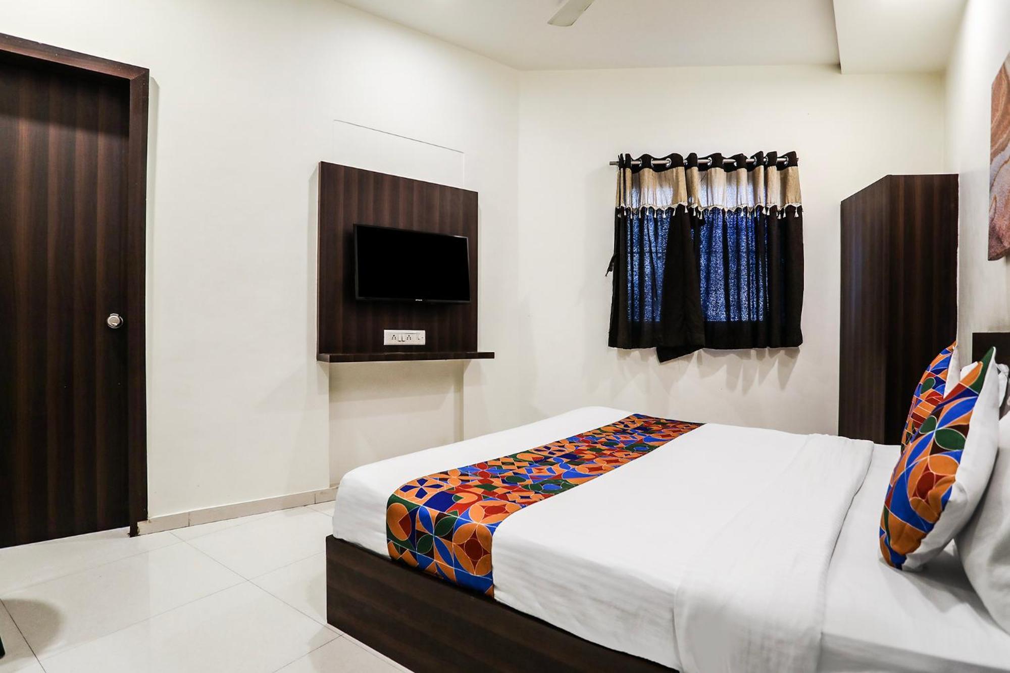 Hotel SK Rajkot Buitenkant foto