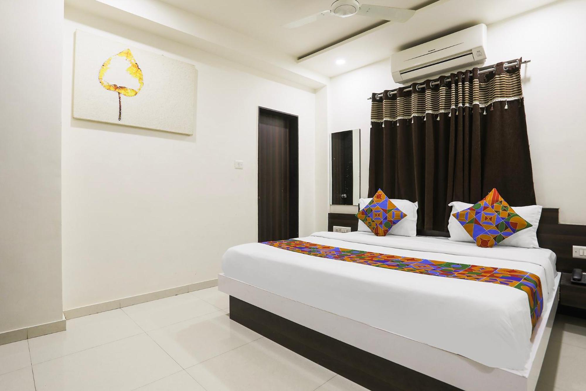 Hotel SK Rajkot Buitenkant foto