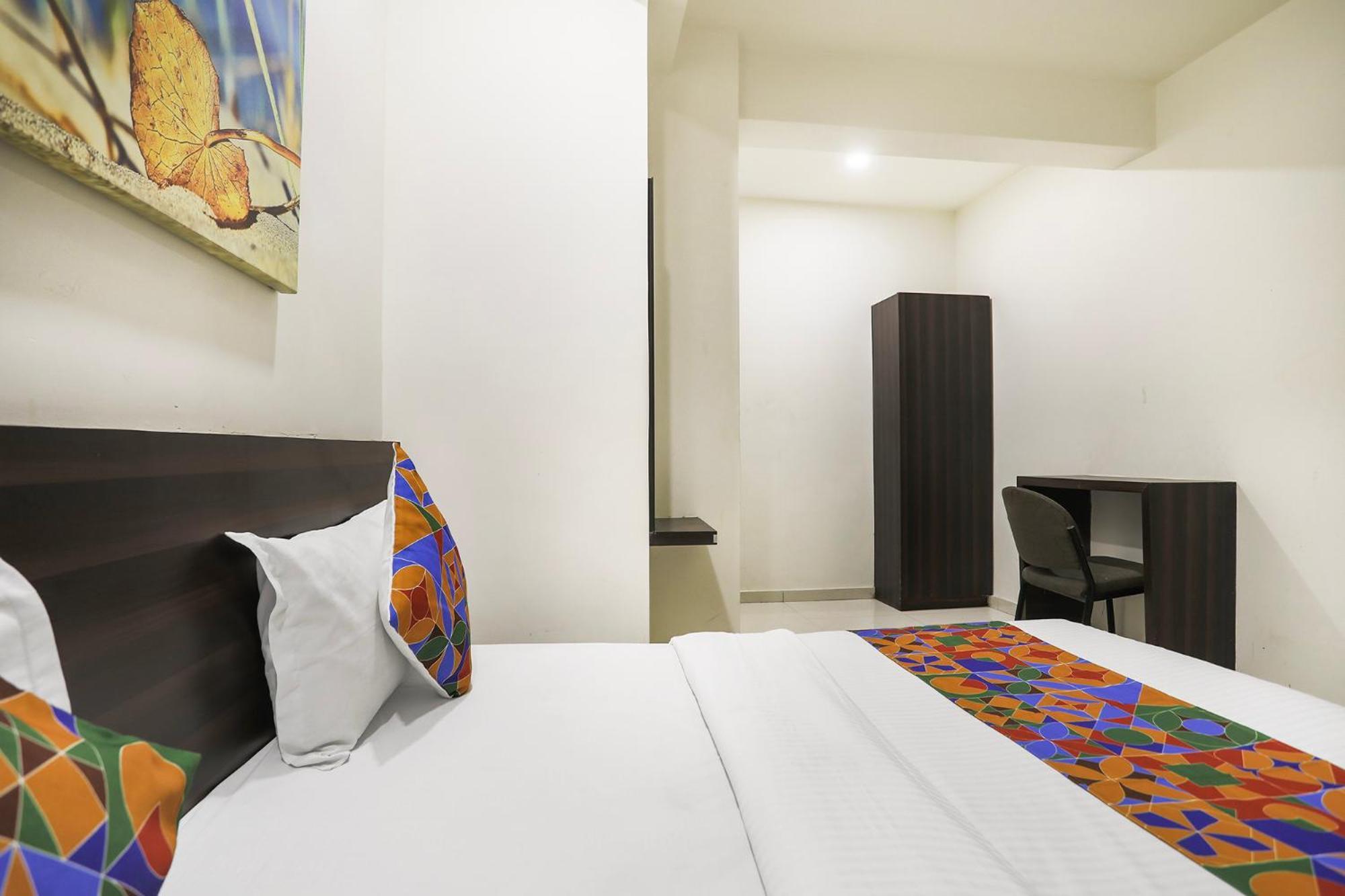Hotel SK Rajkot Buitenkant foto