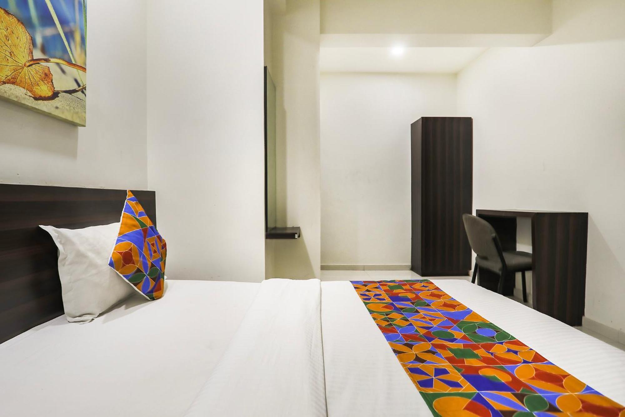 Hotel SK Rajkot Buitenkant foto