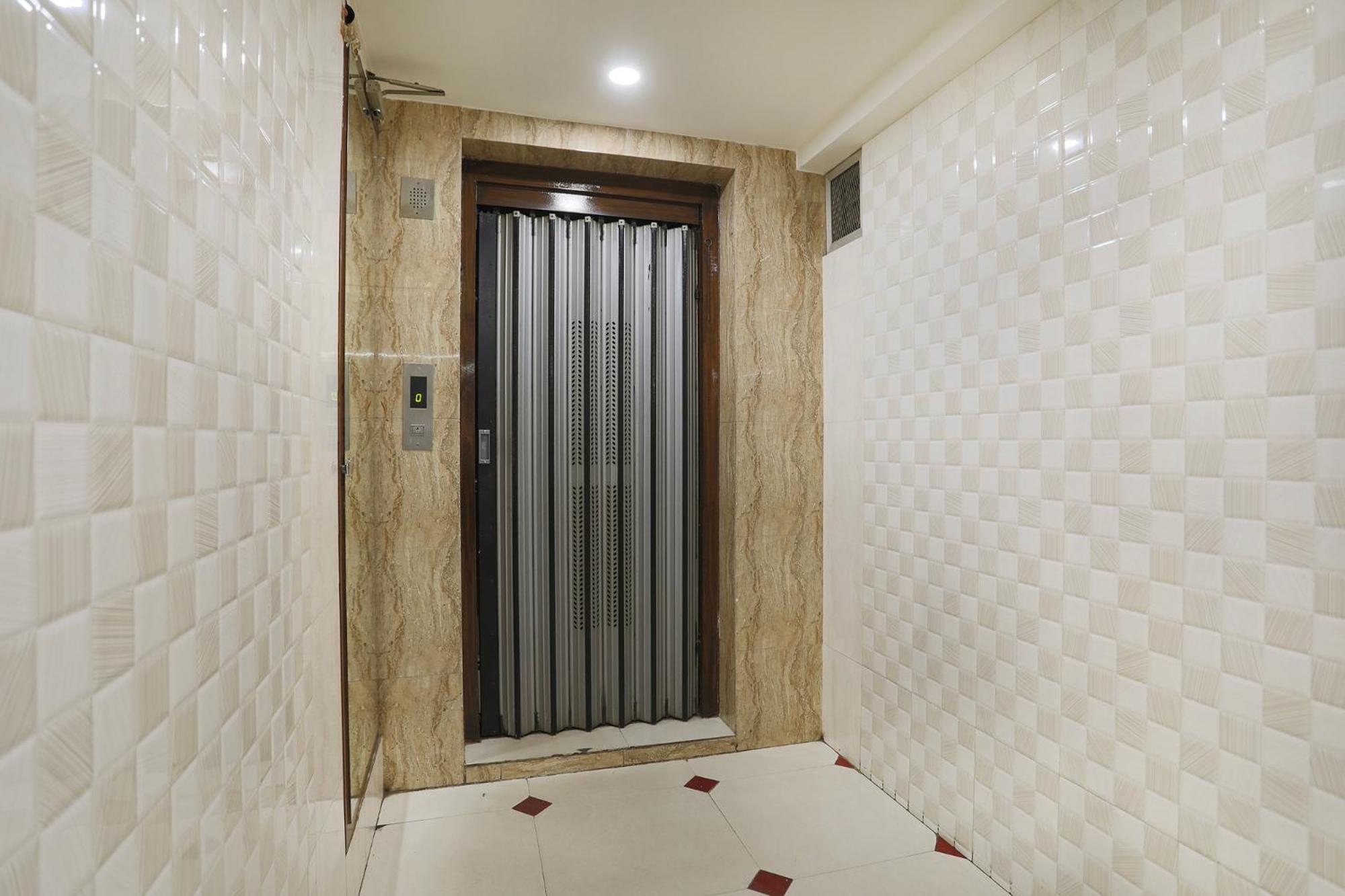 Hotel SK Rajkot Buitenkant foto