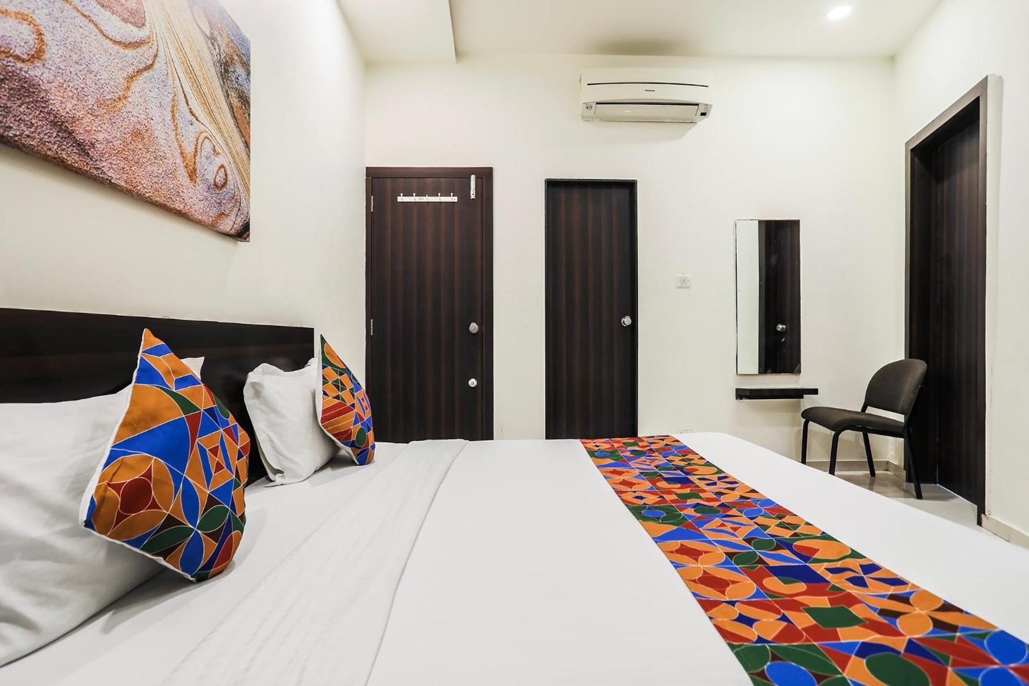 Hotel SK Rajkot Buitenkant foto