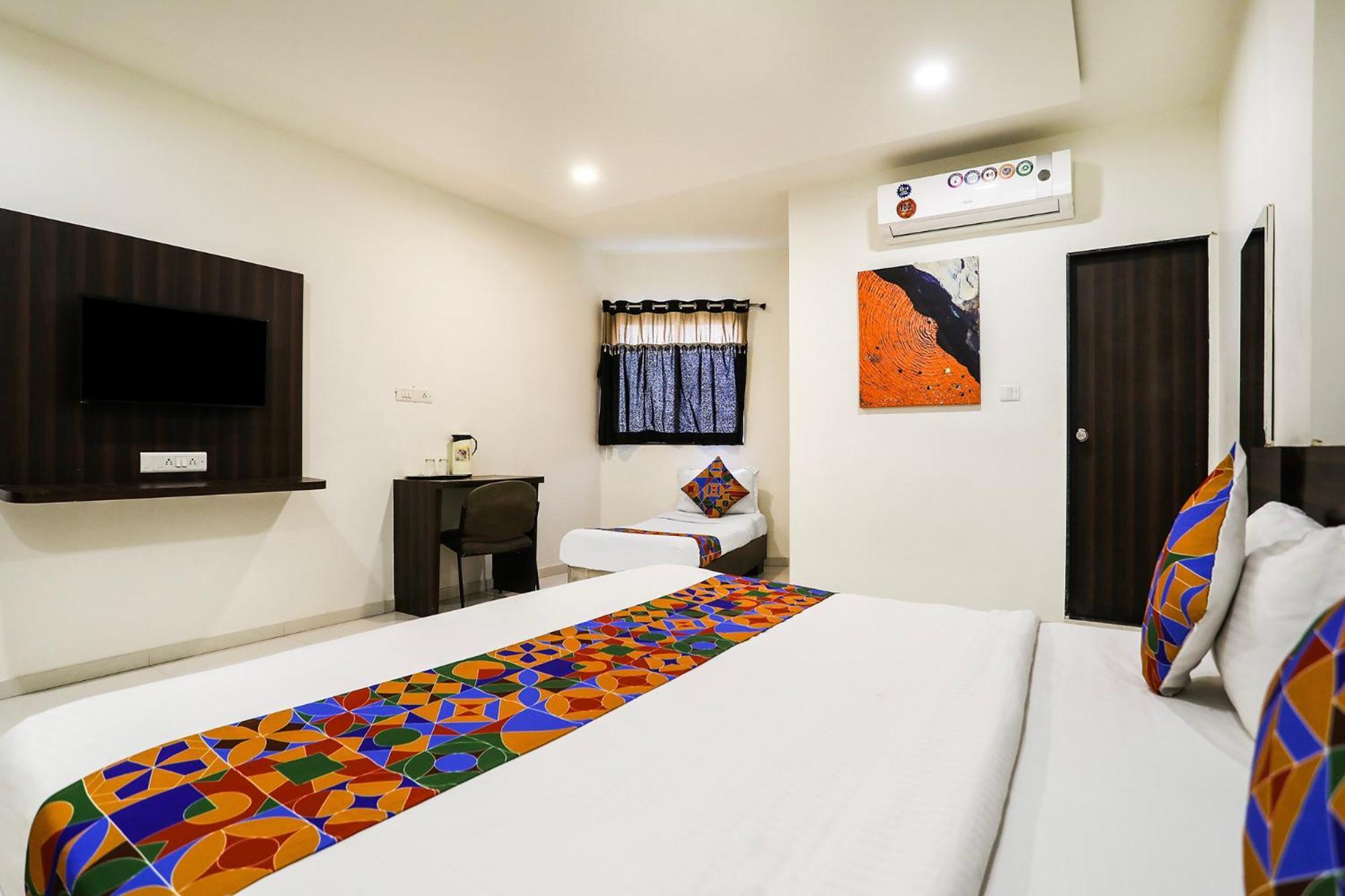 Hotel SK Rajkot Buitenkant foto