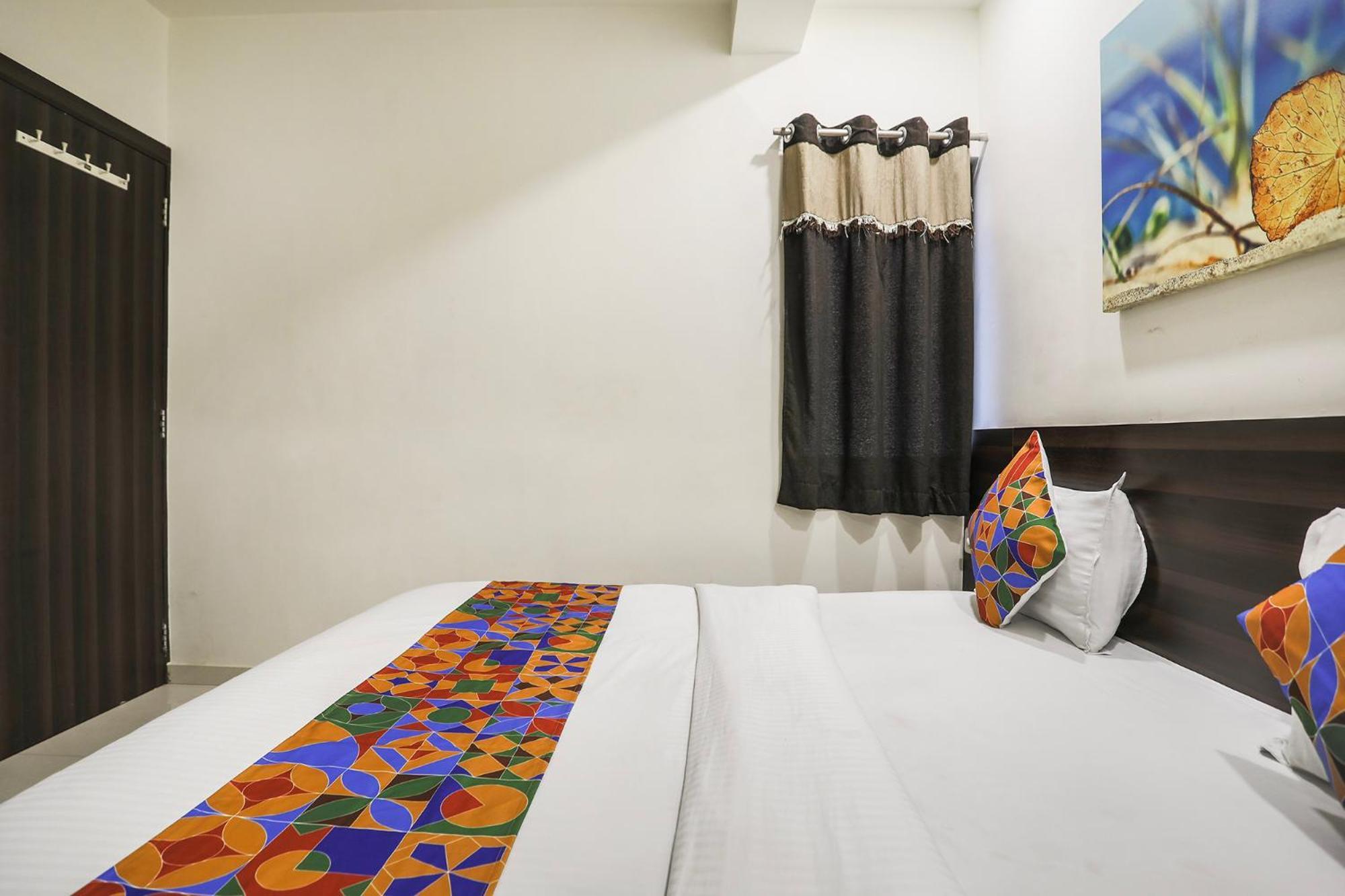 Hotel SK Rajkot Buitenkant foto