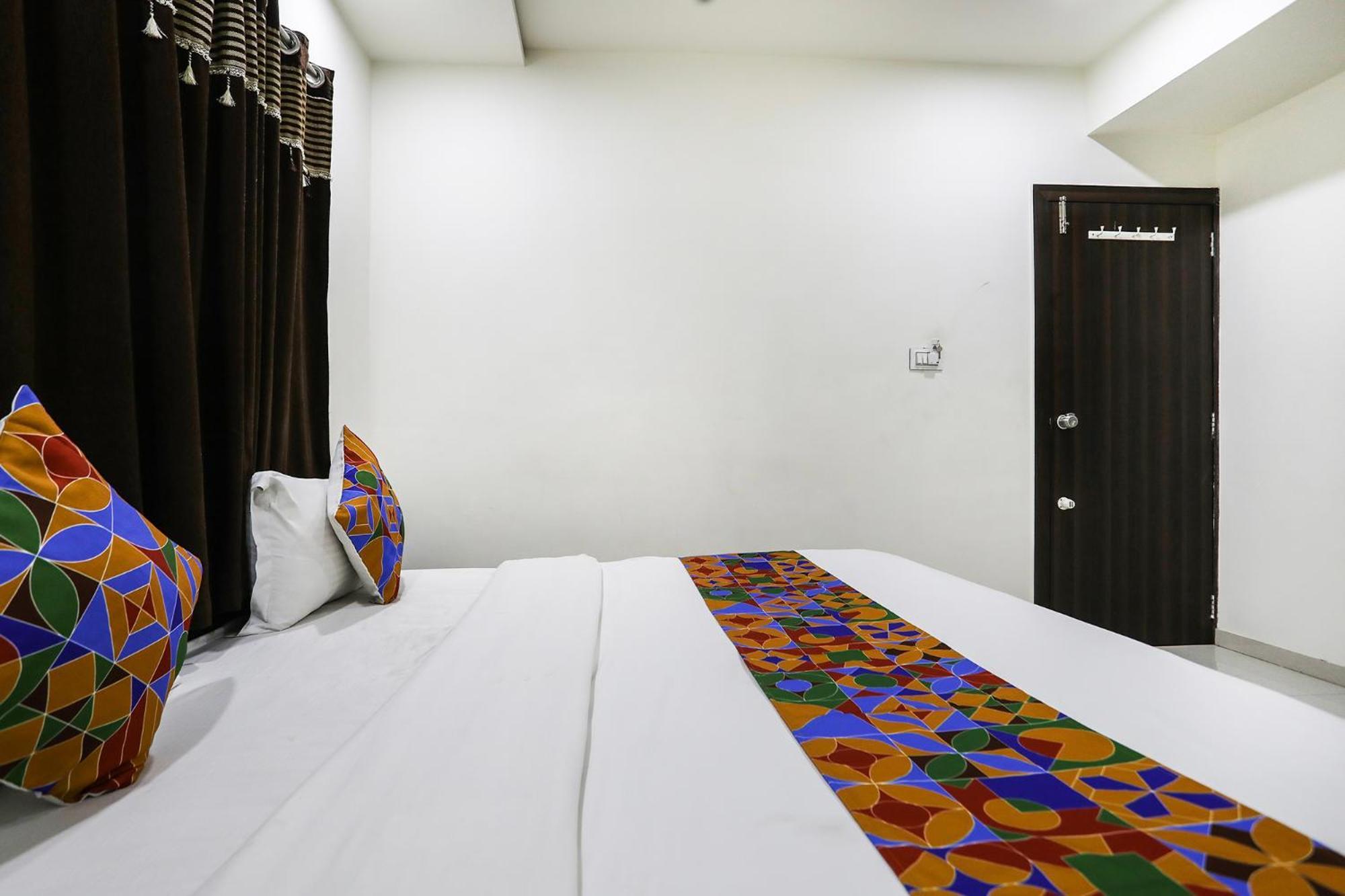 Hotel SK Rajkot Buitenkant foto