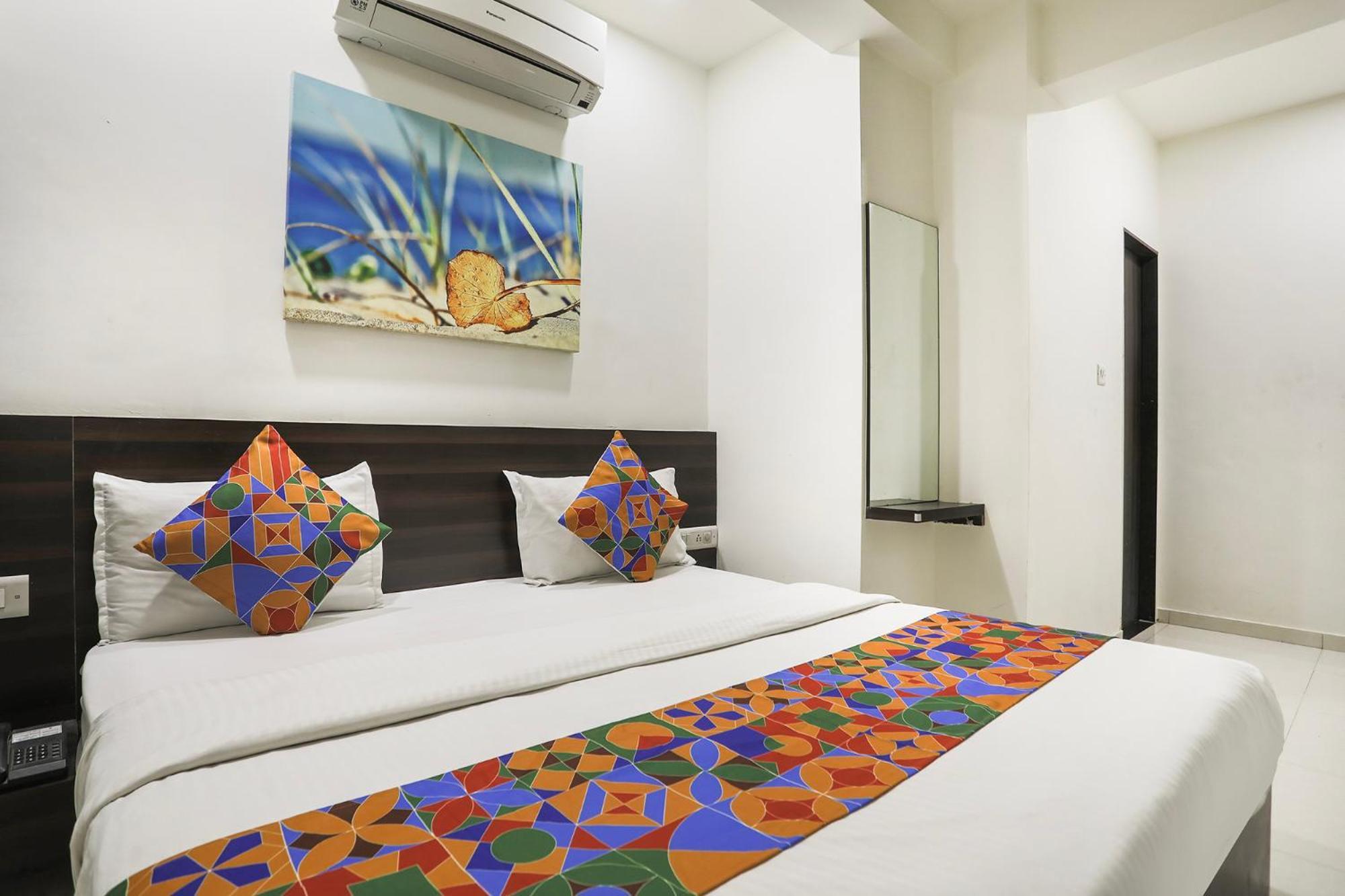 Hotel SK Rajkot Buitenkant foto