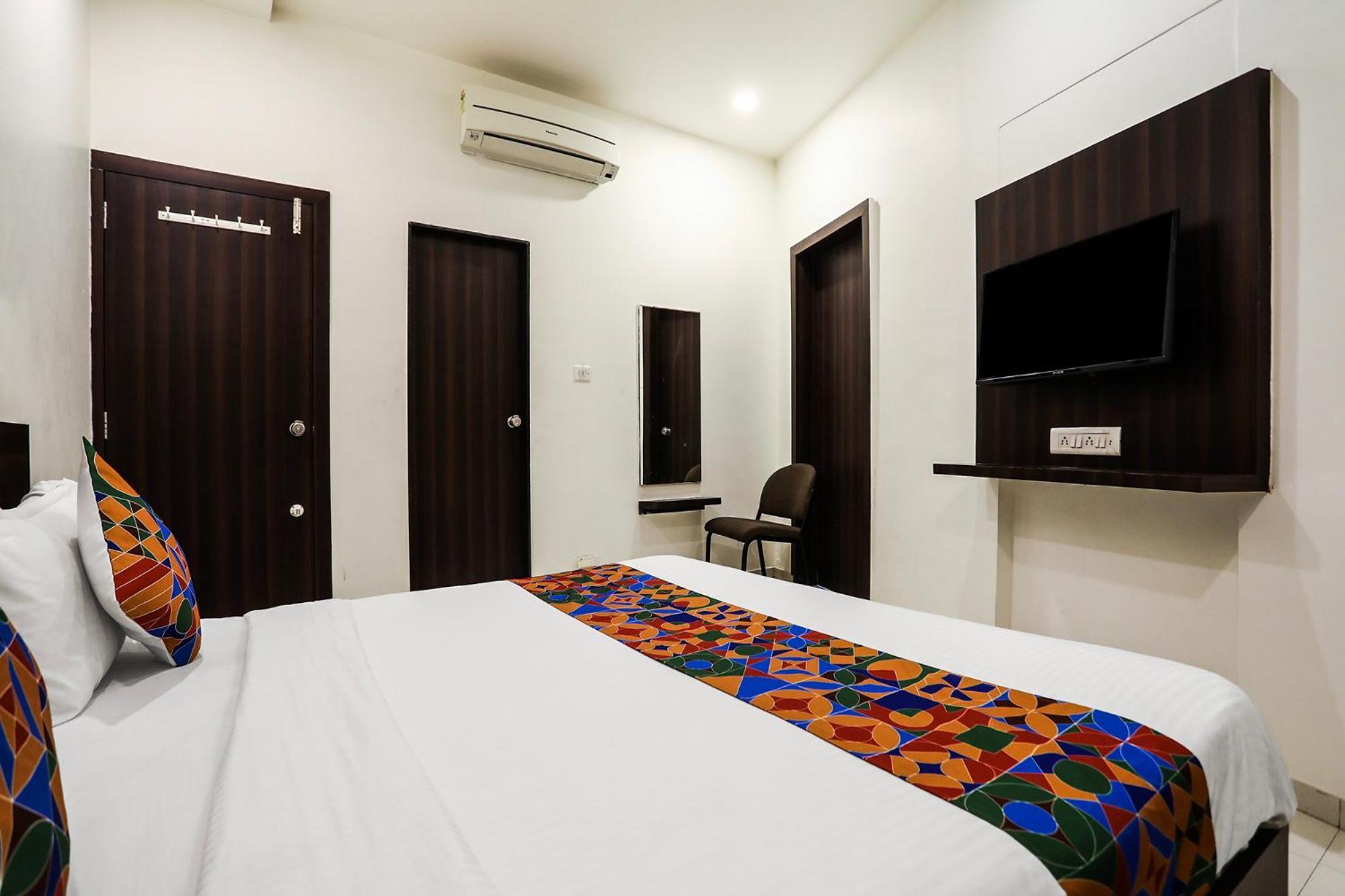 Hotel SK Rajkot Buitenkant foto