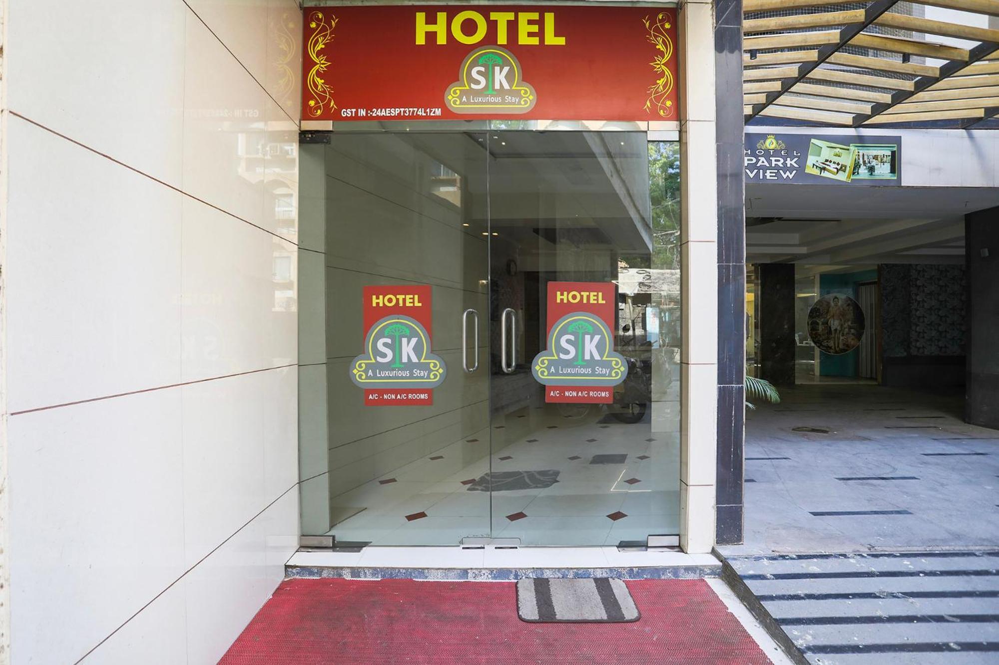Hotel SK Rajkot Buitenkant foto
