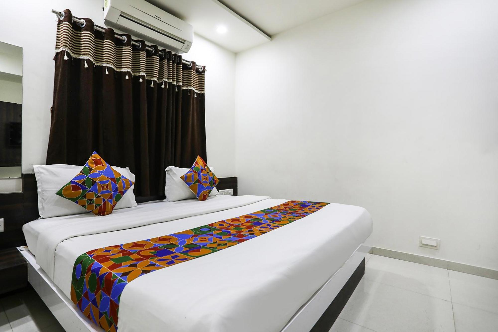 Hotel SK Rajkot Buitenkant foto