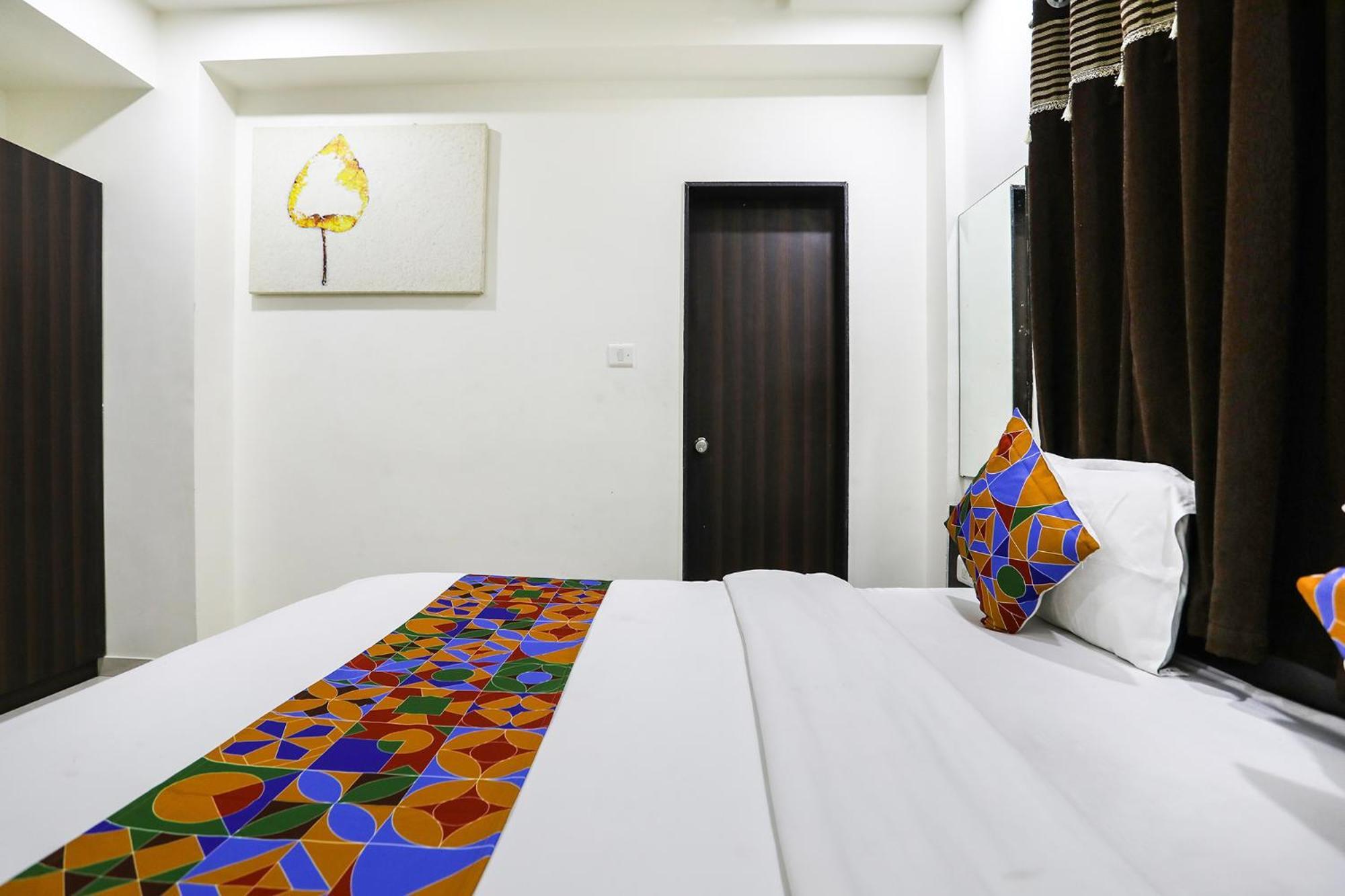 Hotel SK Rajkot Buitenkant foto